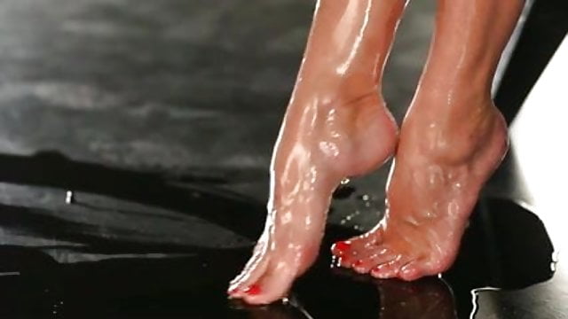 best of Makes oily feet girlfriend sexy with