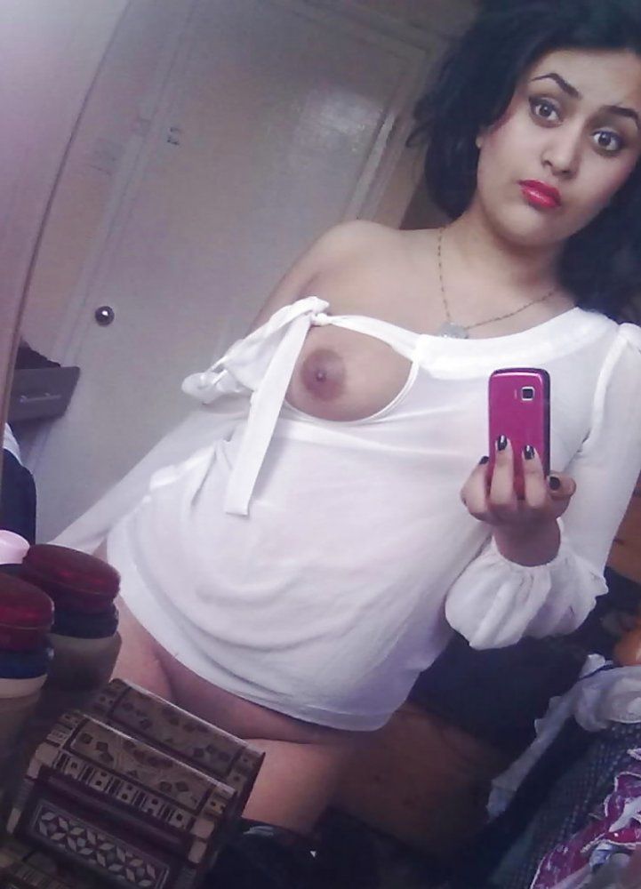 Snake reccomend muslim girl shows boobs selfie pics