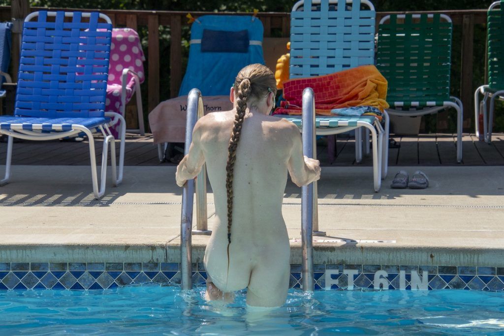 Mellowminxxx pool nude